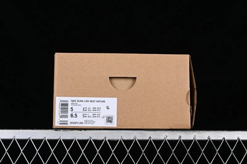 All Categories Nk SB Dunk Series Nk SB Dunk Low Low-top sneakers Nk Dunk Low Troublemaker Doll Soybean Milk Bear Maillard Simple and versatile SB strap low-top casual sneakers DD1873-200